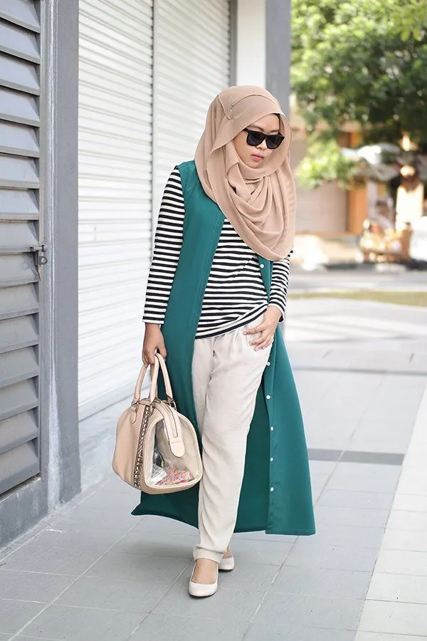 9 Gaya Jilbab Dengan Vest Ini, Bikin Tampilanmu Tambah Santun dan Menarik Hati! 10