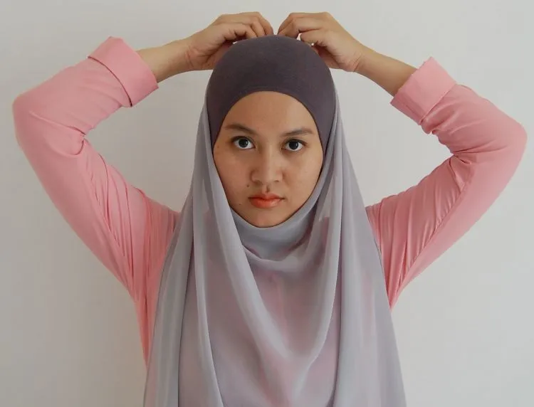 Kalau Ada, Ribet. Gak Ada, Lebih Ribet Lagi! Ini 9 Unek-Unek Cewek Berhijab Tentang Jarum Pentulnya 17