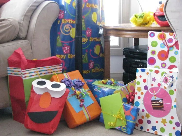 5 Alasan Kenapa Cewek Jangan Pernah Ngarep Buat Dikasih Kado Sama Cowok. Daripada Kecewa Sendiri 6