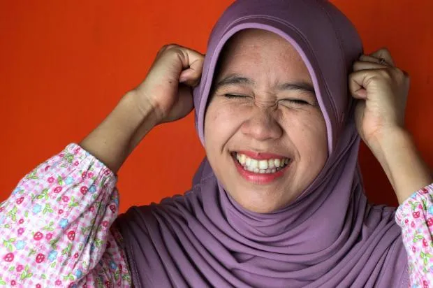Kalau Ada, Ribet. Gak Ada, Lebih Ribet Lagi! Ini 9 Unek-Unek Cewek Berhijab Tentang Jarum Pentulnya 10
