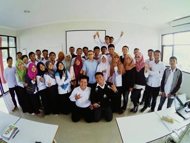 Ridwan Pandiya, M.Si, Kolektor Buku, Dosen Kalkulus Lulusan Universiti Malaysia Terengganu dengan predikat Cumlaude. Foto diambil saat mengajar di kelas.