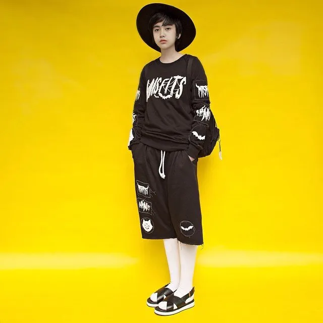 Nggak Selamanya Gaya Selebritis Bisa Dicontoh. 10 Outfit Ala Selebritis Ini Malah Terlihat Aneh Kalau Kita yang Pakai 19