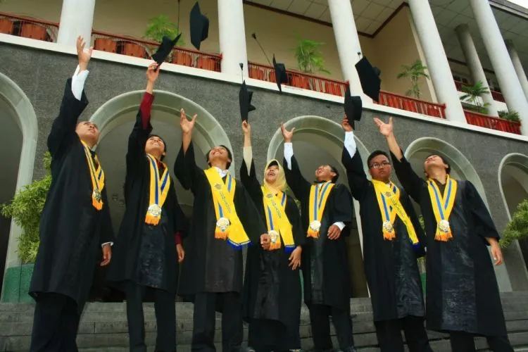 Kalau Resepsi Pernikahan Itu Syukuran Atas Bersatunya Dua Anak Manusia, Seharusnya Gelar Akademik Tak Perlu Ditulis di Belakang Nama 6