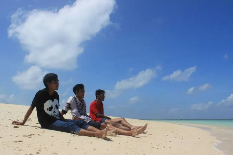 Kalau Gili Trawangan Terasa Jauh, Ada Gili Labak yang Bisa Kamu Sambangi di Ujung Madura. Pesonanya Begitu Menggoda! 17