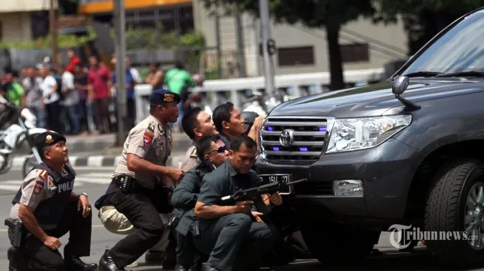 Teror Bom Boleh Menyerang Kita. Namun 6 Hal Ini Menunjukkan Kalau Kita Berani! 17