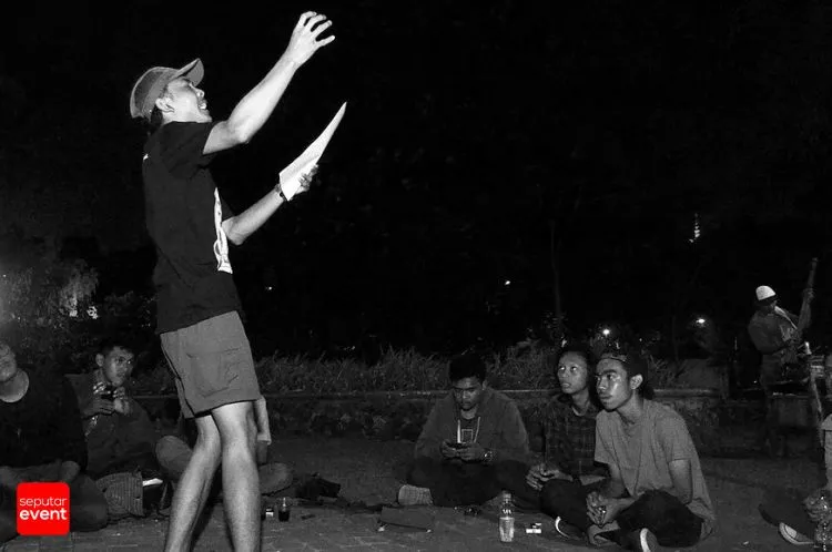 11 Karakter Mahasiswa Penghuni Fakultas Sastra. Unik, Aneh, Tapi Tetep Istimewa. Hayo, Kamu yang Mana? 12