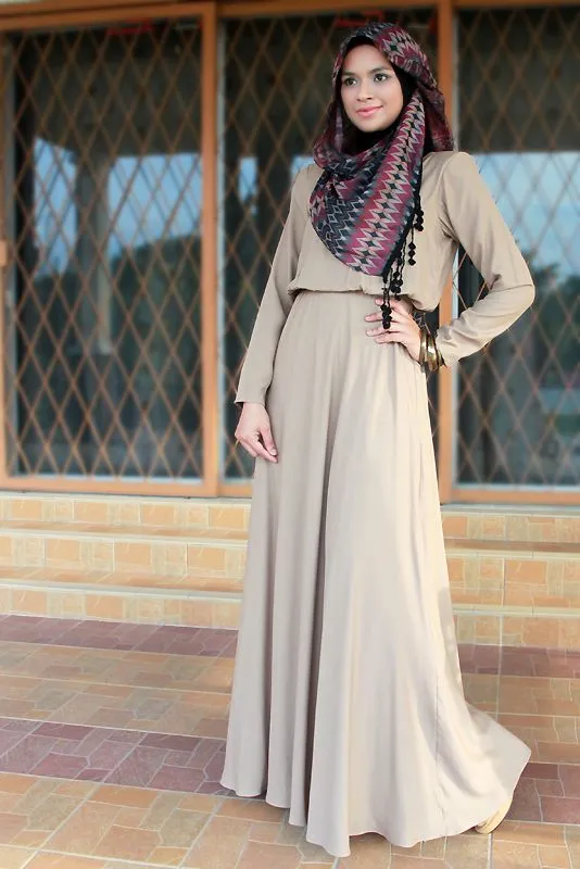 7 Referensi Rok dan Dress Lucu Untuk Kamu, Cewek Berhijab yang Nggak Suka Pakai Celana 8