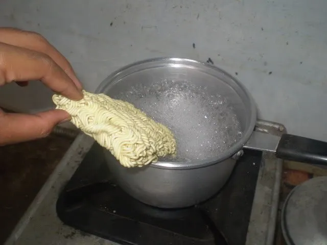 Menebak Kesiapanmu Punya Suami/Istri dari Caramu Menyantap Mie 11