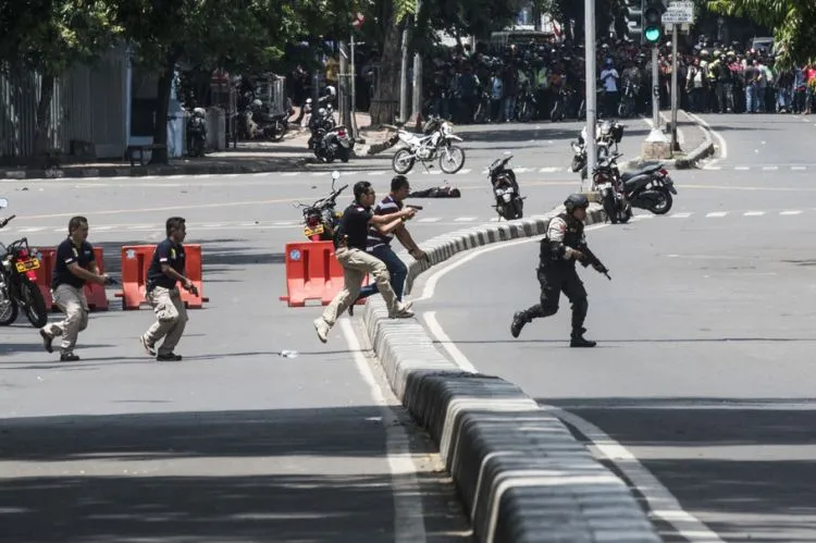 Teror Bom Boleh Menyerang Kita. Namun 6 Hal Ini Menunjukkan Kalau Kita Berani! 21