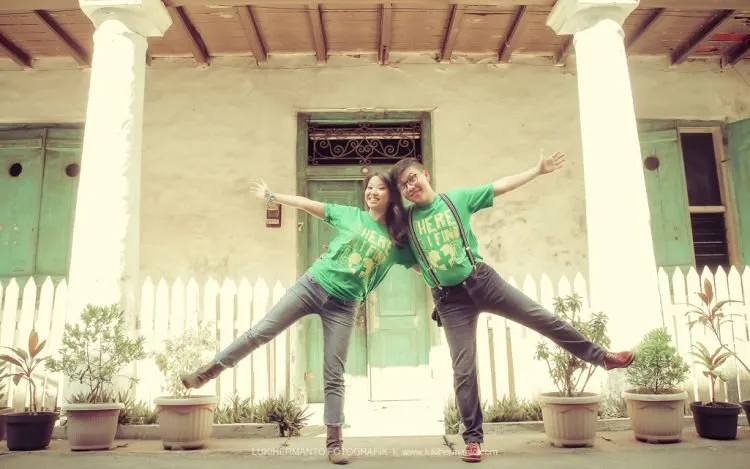10 Konsep Foto Pre-Wedding yang Menarik dan Sederhana, Tanpa Perlu Tampak Terlalu Mesra 13
