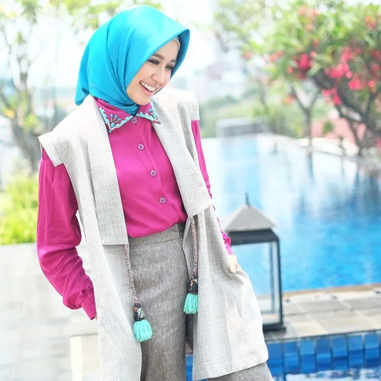 10 Inspirasi dari Laudya Cintya Bella Buat Cewek Berjilbab yang Mau Tampil Sederhana Tapi Anggun 11