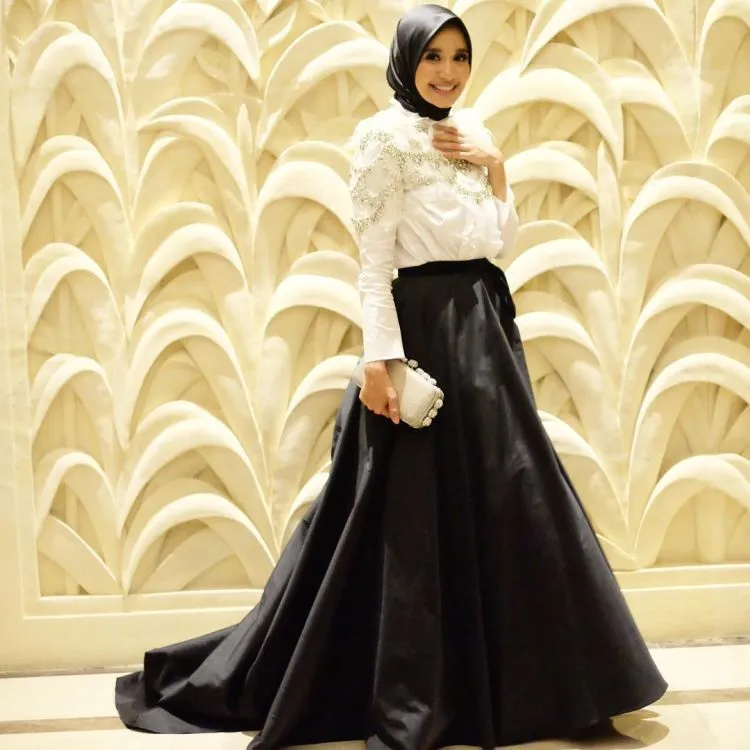 10 Inspirasi dari Laudya Cintya Bella Buat Cewek Berjilbab yang Mau Tampil Sederhana Tapi Anggun 20