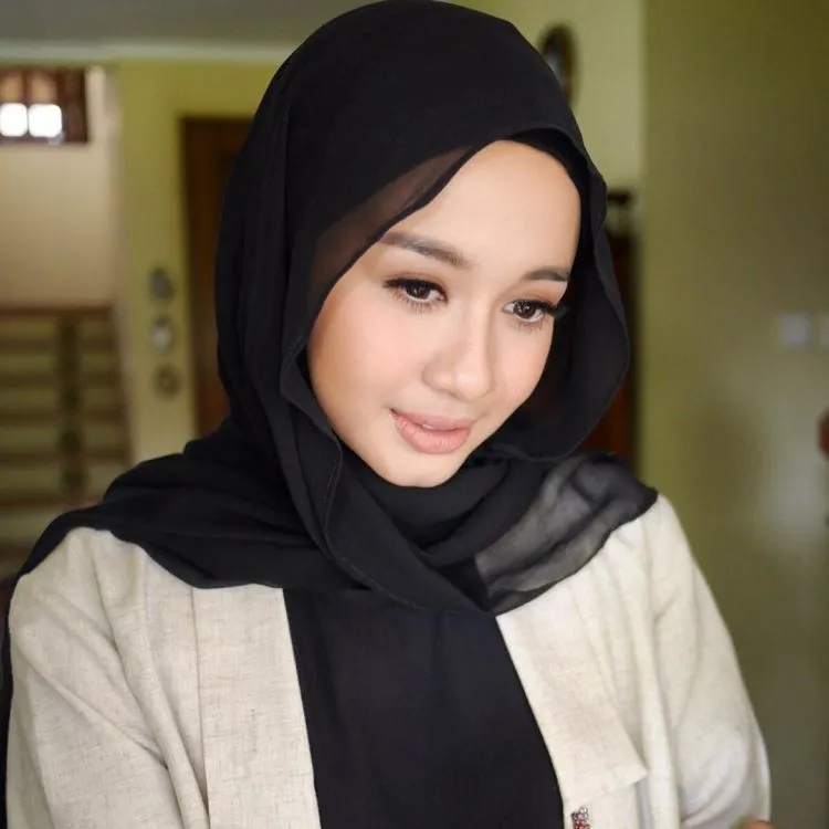 10 Inspirasi dari Laudya Cintya Bella Buat Cewek Berjilbab yang Mau Tampil Sederhana Tapi Anggun 12