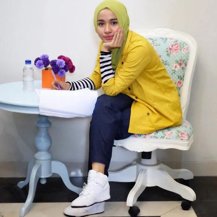 10 Inspirasi dari Laudya Cintya Bella Buat Cewek Berjilbab yang Mau Tampil Sederhana Tapi Anggun 16