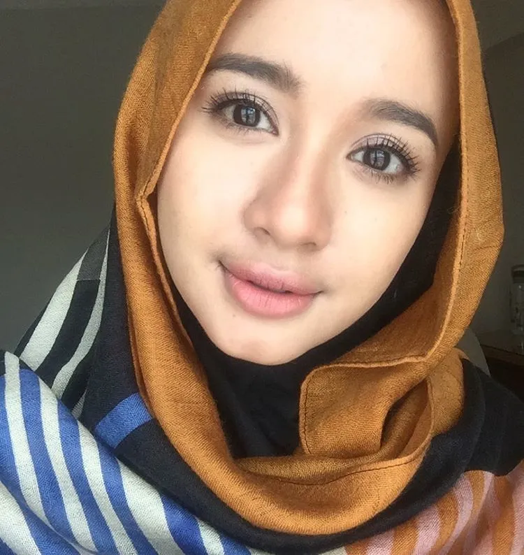 10 Inspirasi dari Laudya Cintya Bella Buat Cewek Berjilbab yang Mau Tampil Sederhana Tapi Anggun 19