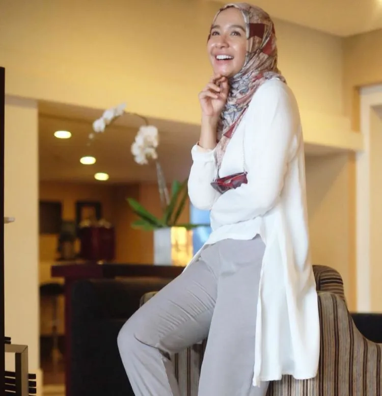 10 Inspirasi dari Laudya Cintya Bella Buat Cewek Berjilbab yang Mau Tampil Sederhana Tapi Anggun 14