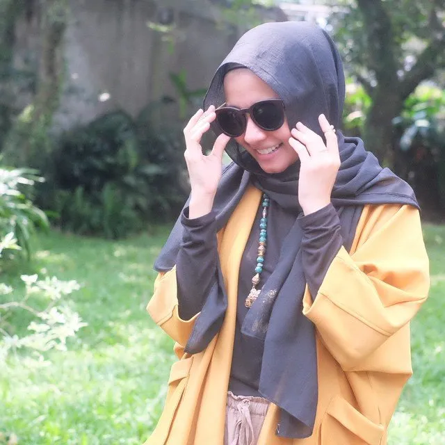 10 Inspirasi dari Laudya Cintya Bella Buat Cewek Berjilbab yang Mau Tampil Sederhana Tapi Anggun 18