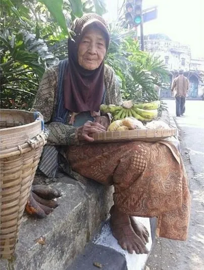 Kalau Kamu Anak Muda Tapi Masih Sering Males-malesan Kerja, Coba Deh Tengok Perjuangan Mereka! 10