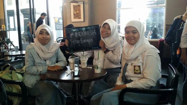 8 Anak Muda yang Memberi Jari Tengah Pada Teror Jakarta. Indonesia Harus Tetap Bahagia 6