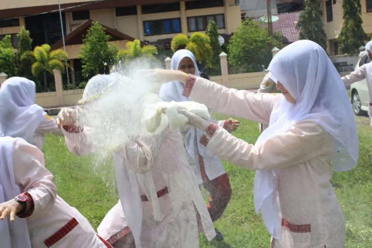 6 Hal yang Pasti (Atau Pernah) Terjadi Padamu di Hari Bertambahnya Usia Kamu 8