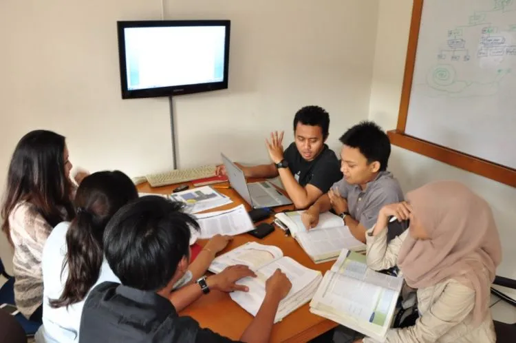 7 Alasan Kenapa Gelar Sarjana Lebih Tepat Diraih di Negeri Sendiri Tanpa Perlu Ke Luar Negeri 12