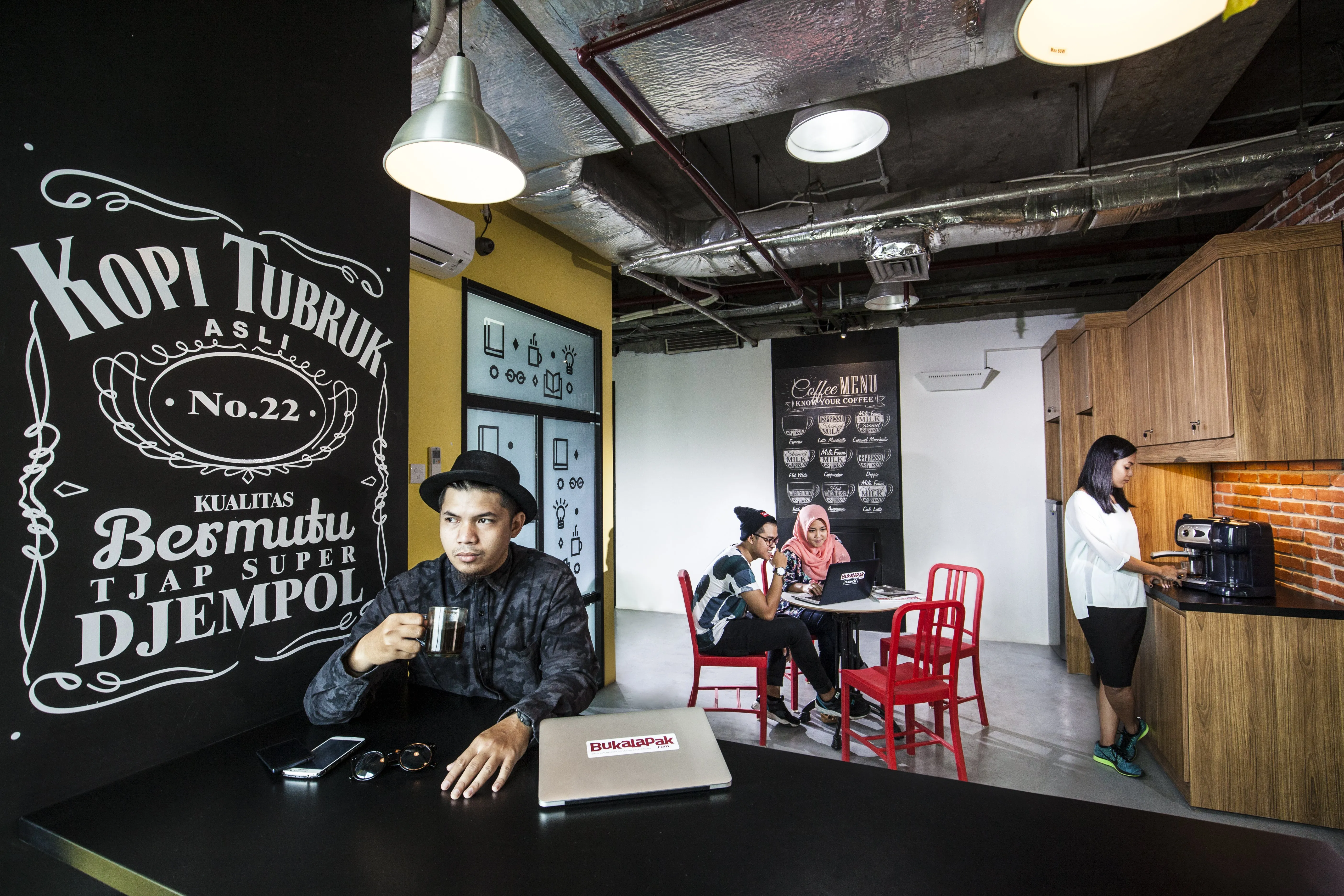 11 Inspirasi Ruang Kerja Ini -- Bikin Ide Kreatifmu Mudah Datang Tiap Hari 16