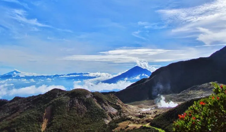 9 Gunung yang Bisa Kamu Daki Kapan Saja. Pas Hujan Juga Nggak Papa! 13