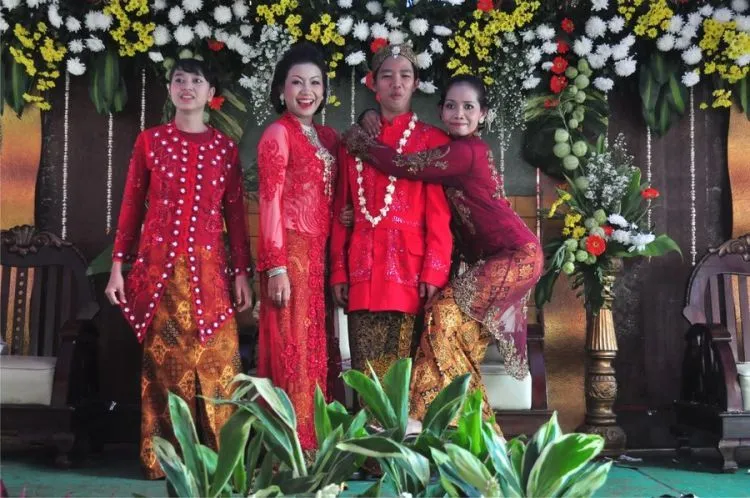 Inilah 12 Suka-Duka Yang Dirasakan Pasangan Kondangan : Berkali-kali Datang Ke Nikahan Namun Tak Kunjung Naik ke Pelaminan 24