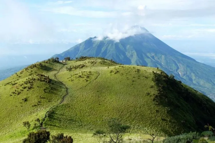 9 Gunung yang Bisa Kamu Daki Kapan Saja. Pas Hujan Juga Nggak Papa! 12
