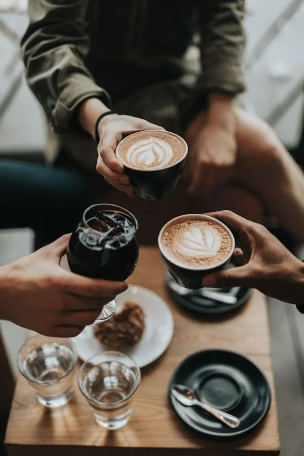 13 Momen Sehari-hari dari Hidup Mereka yang Hidupnya Nggak Lengkap Tanpa Kopi! 21