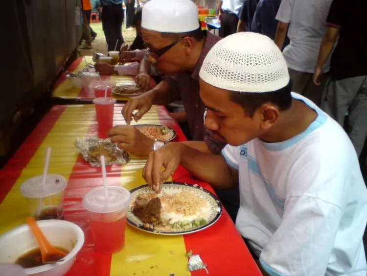 Menebak Kesiapanmu Punya Suami/Istri dari Caramu Menyantap Mie 14