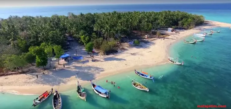 Kalau Gili Trawangan Terasa Jauh, Ada Gili Labak yang Bisa Kamu Sambangi di Ujung Madura. Pesonanya Begitu Menggoda! 11