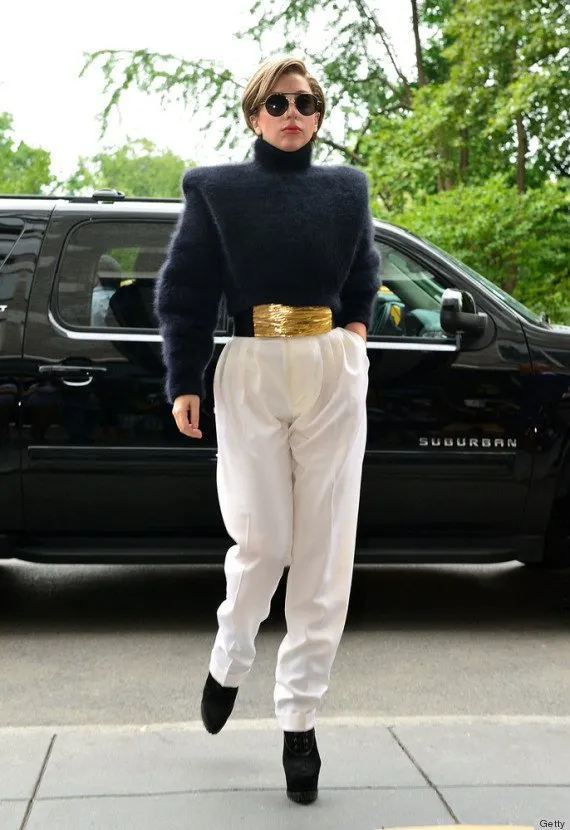 Nggak Selamanya Gaya Selebritis Bisa Dicontoh. 10 Outfit Ala Selebritis Ini Malah Terlihat Aneh Kalau Kita yang Pakai 11