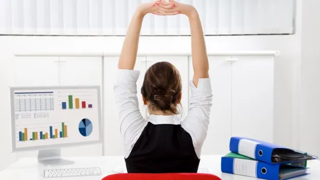 Kebanyakan Duduk Lebih Bahaya Ketimbang Merokok. Lakukan 10 Gerakan Ini di Kantor Mulai Sekarang! 13