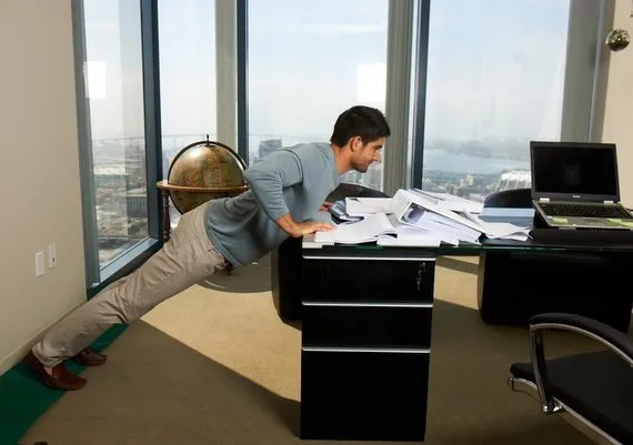 Kebanyakan Duduk Lebih Bahaya Ketimbang Merokok. Lakukan 10 Gerakan Ini di Kantor Mulai Sekarang! 22