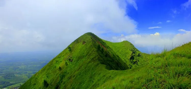 9 Gunung yang Bisa Kamu Daki Kapan Saja. Pas Hujan Juga Nggak Papa! 10