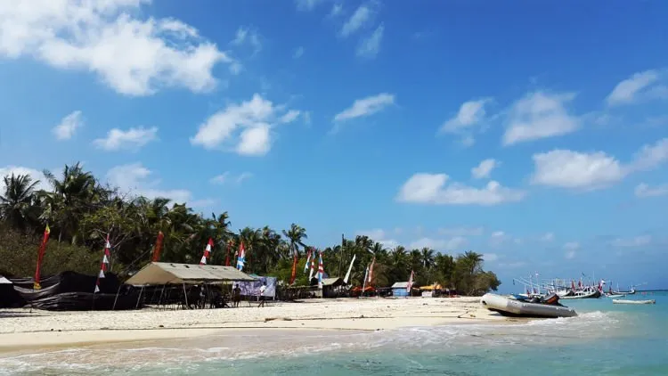 Kalau Gili Trawangan Terasa Jauh, Ada Gili Labak yang Bisa Kamu Sambangi di Ujung Madura. Pesonanya Begitu Menggoda! 15