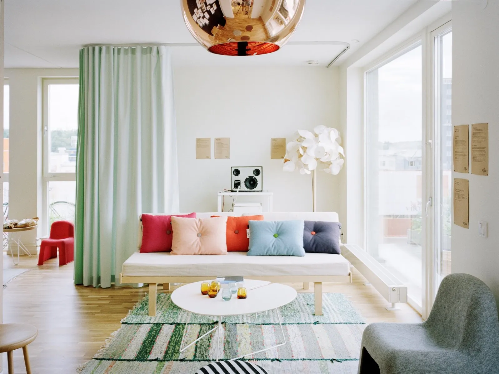Untuk Rumah Masa Depanmu, 10 Design Ruang Tamu Mungil ini Siap Ditiru 15