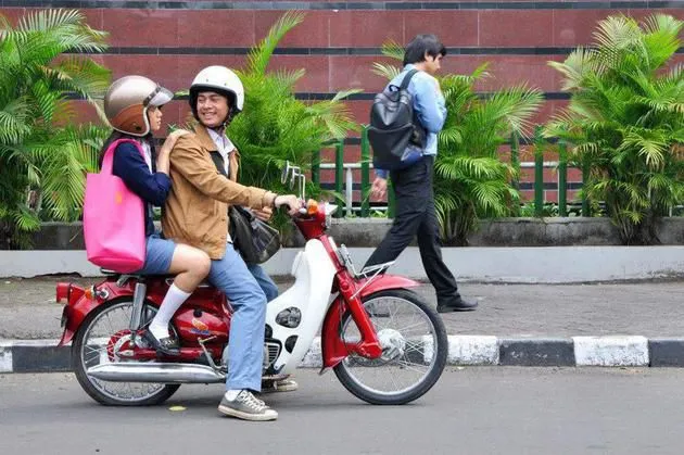 Percaya Gak Percaya, Status Hubungan Kalian Bisa Dilihat Dari 10 Gaya Boncengan Ini!