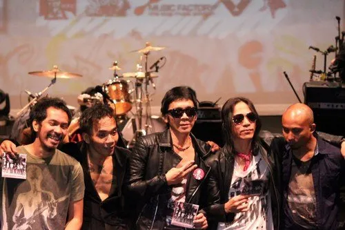 12 Alasan Kenapa Slank Adalah Band Rock Indonesia Yang Bikin Bangga dan Layak Dipuja 14