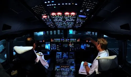 Punya Pacar Pilot? Inilah 8 Alasan Dia Layak Kamu Pertahankan Sampai Menyentuh Pelaminan! 14