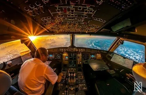 Punya Pacar Pilot? Inilah 8 Alasan Dia Layak Kamu Pertahankan Sampai Menyentuh Pelaminan! 11