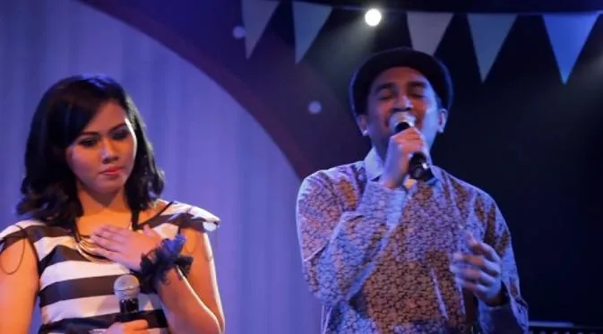 Lagi Nungguin Pacar Orang? 10 Lagu Ini Bakal Bikin Kamu Baper Maksimal! 12