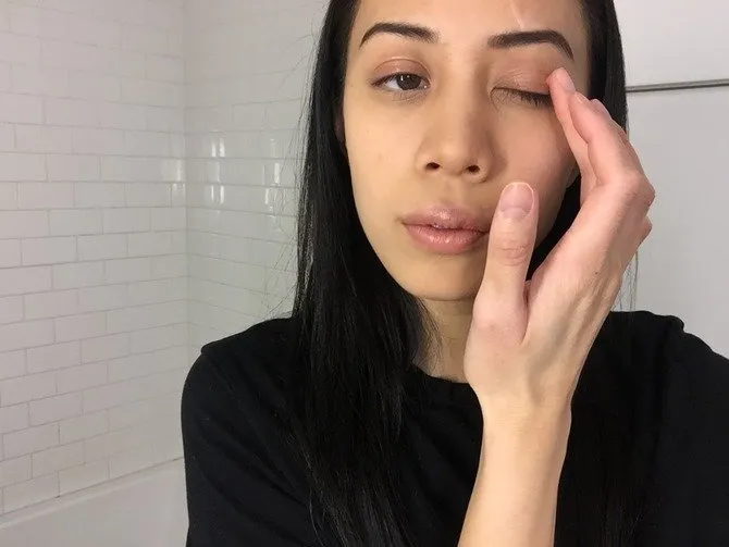 Kamu Suka Pakai Lip Balm Tiap Hari? Mesti Tahu 10 Manfaat yang Sangat Membantu Ini! 14
