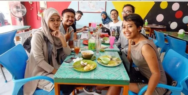 13 Hal yang Terjadi Saat Kalian Nggak Lagi Cuma Teman Kerja, Tapi Teman Dalam Arti Sebenarnya 15