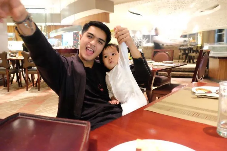 10 Papa Muda Gemesh yang Memanjakan Mata. Duh....Pengen Nikah Nggak Sih Jadinya? 11