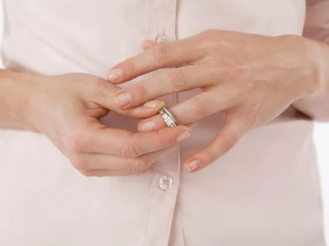 13 Manfaat Oke Dari Baby Oil Ini, Bakal Bikin Kamu Pengen Bawa Baby Oil Tiap Hari! 24