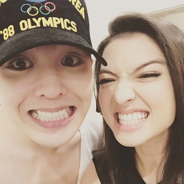 Foto Bersama Pasangan Tak Harus Selalu Mesra. 10 Inspirasi Foto Lucu Ini Justru Bikin Kamu dan Dia Makin Saling Cinta 21