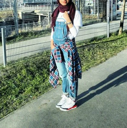 Tanpa Harus Terlalu Girly, Kamu yang Tomboy Bisa Tampil Keren Dengan 8 Gaya Kemeja Ini! 13