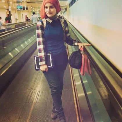 Tanpa Harus Terlalu Girly, Kamu yang Tomboy Bisa Tampil Keren Dengan 8 Gaya Kemeja Ini! 12
